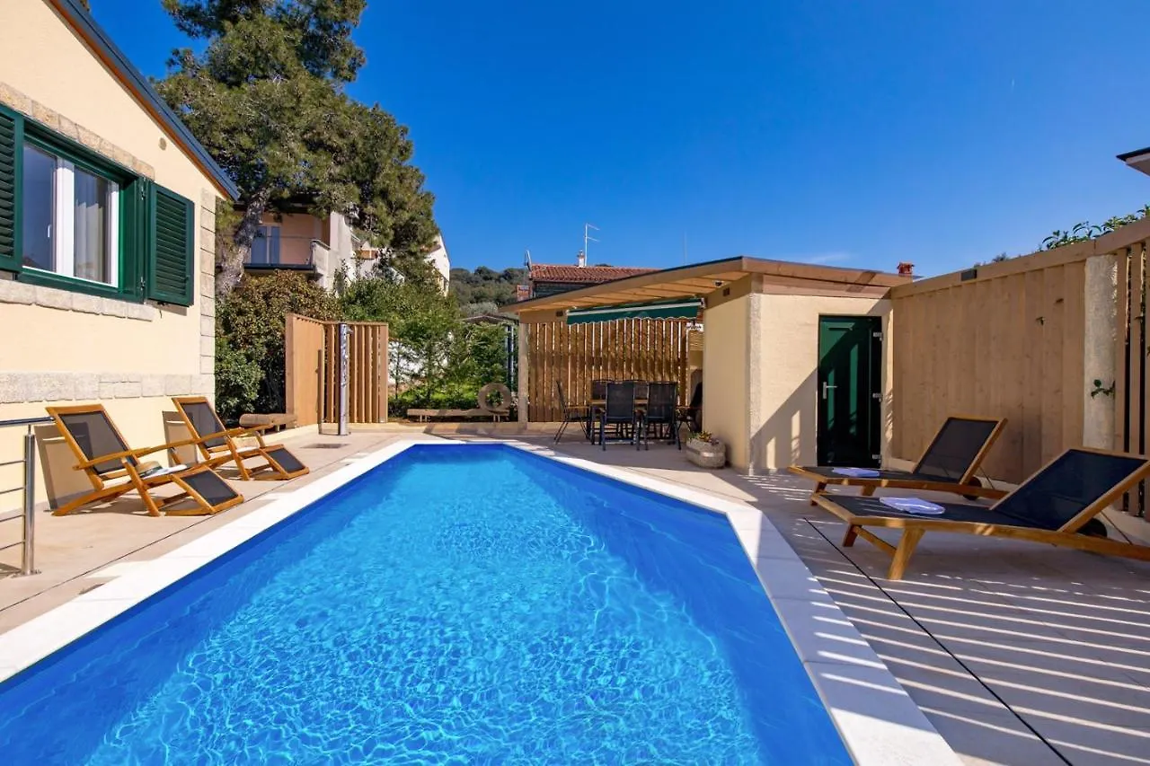 Villa Ivona With Heated Pool In Rovinj 0*,